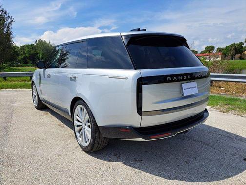 2025 Land Rover Range Rover P400 SE 7 Seat