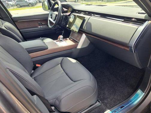 2025 Land Rover Range Rover P550e SE