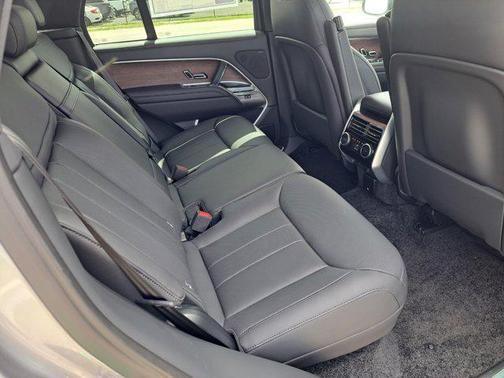 2025 Land Rover Range Rover P550e SE