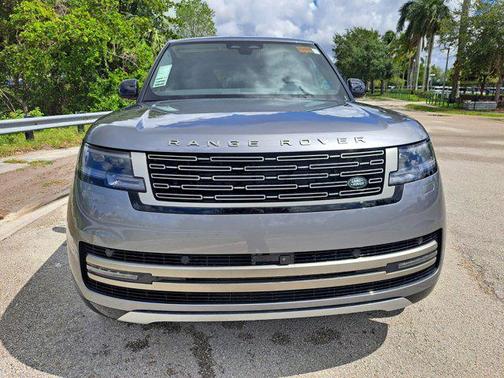 2025 Land Rover Range Rover P550e SE