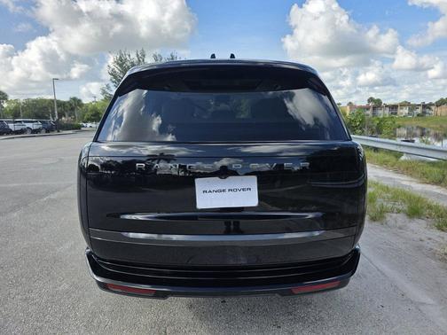 Santorini Black Metallic 2026 Land Rover Range Rover P400 SE