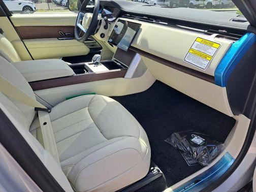 2025 Land Rover Range Rover P400 SE