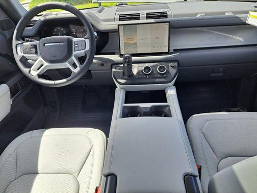 2025 Land Rover Defender 130 P400 X-Dynamic SE