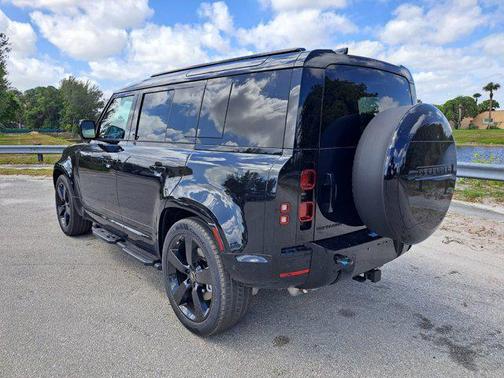 2025 Land Rover Defender 110 P400 X-Dynamic SE