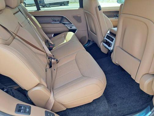 2025 Land Rover Range Rover P400 SE 7 Seat
