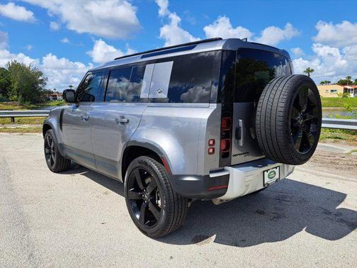 2023 Land Rover Defender 110 SE