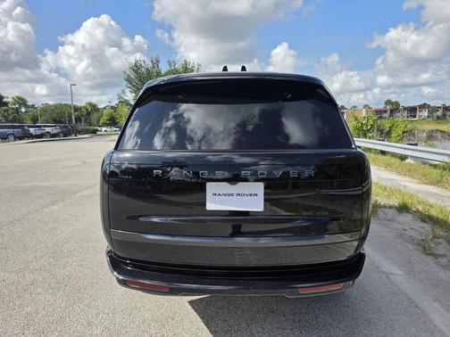 Santorini Black Metallic 2026 Land Rover Range Rover P400 SE