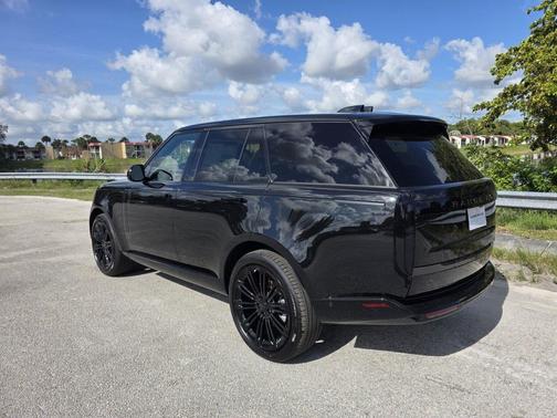 Santorini Black Metallic 2026 Land Rover Range Rover P400 SE
