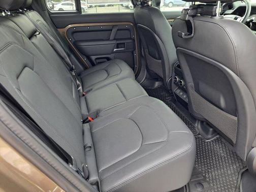 2025 Land Rover Defender 110 P300