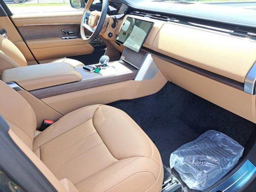 2025 Land Rover Range Rover P550e SE