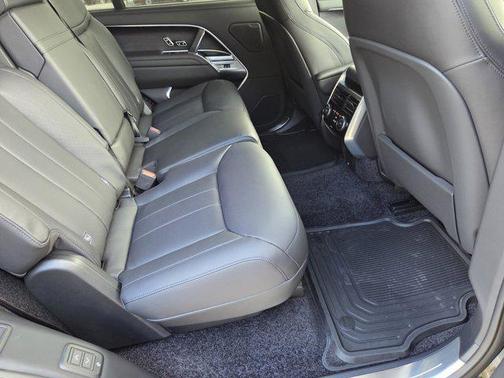 2025 Land Rover Range Rover P530 SE 7 Seat