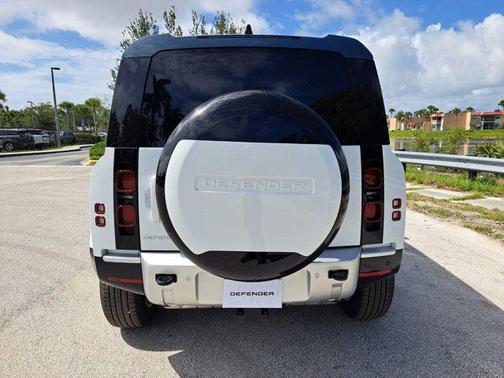 2025 Land Rover Defender 110 P300