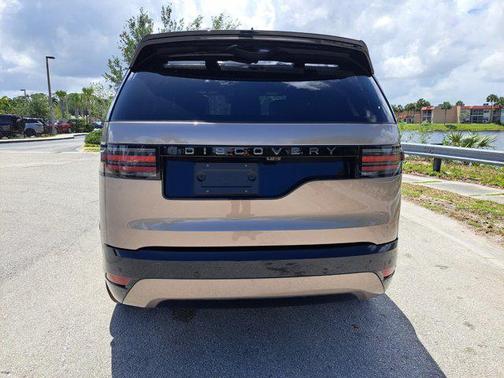 2025 Land Rover Discovery P300 Dynamic SE