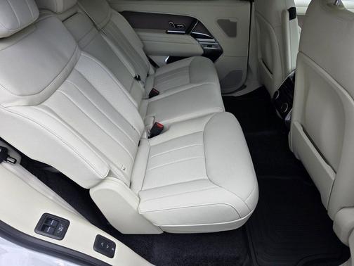 Fuji White 2026 Land Rover Range Rover P400 SE 7 Seat