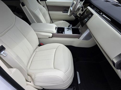Fuji White 2026 Land Rover Range Rover P400 SE 7 Seat