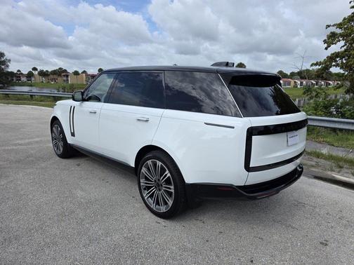 Fuji White 2026 Land Rover Range Rover P400 SE 7 Seat