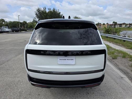 Fuji White 2026 Land Rover Range Rover P400 SE 7 Seat
