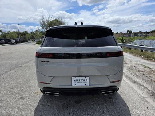 2025 Land Rover Range Rover Sport SE