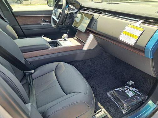 2025 Land Rover Range Rover P400 SE