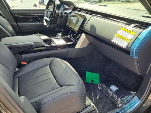 2025 Land Rover Range Rover P400 SE 7 Seat