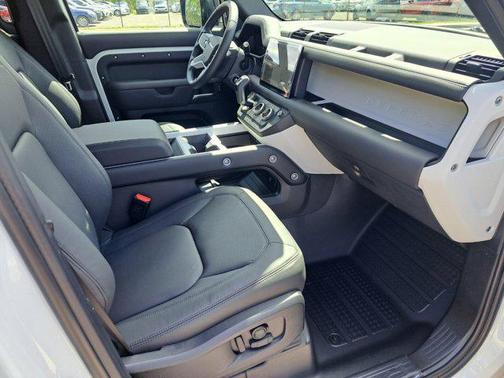 2025 Land Rover Defender 110 P300