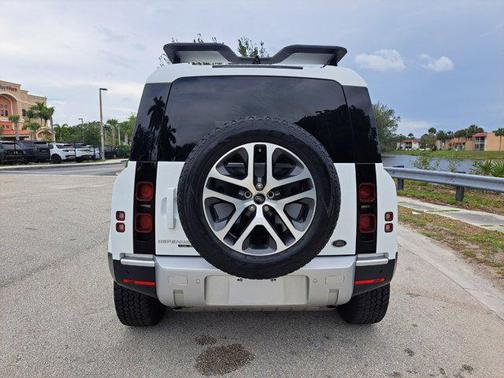 2020 Land Rover Defender 110 SE