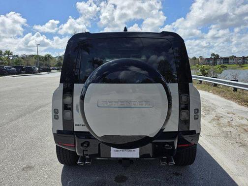 2026 Land Rover Defender P500 X-Dynamic SE