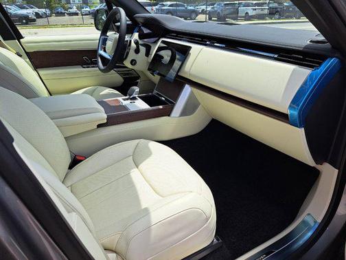 2025 Land Rover Range Rover P530 SE