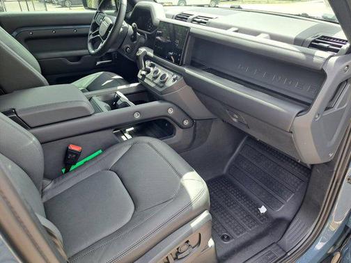 2025 Land Rover Defender 110 P300