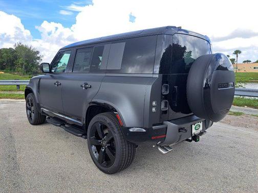 2025 Land Rover Defender 110 V8