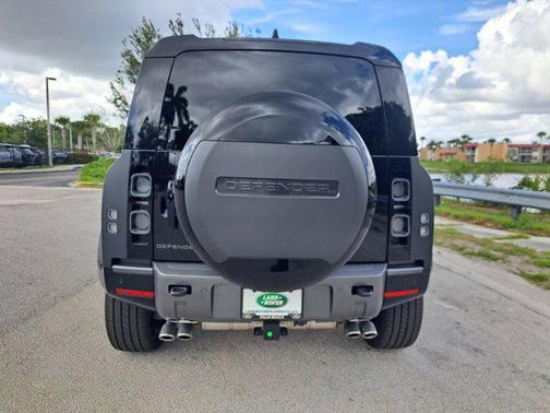 2025 Land Rover Defender 110 V8