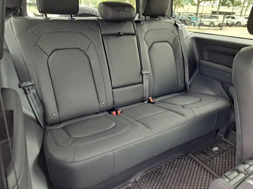 2023 Land Rover Defender V8