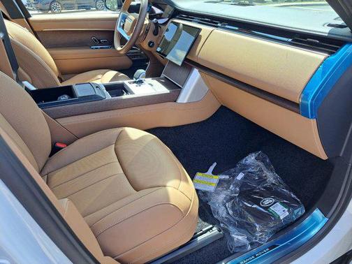 2025 Land Rover Range Rover P400 SE 7 Seat