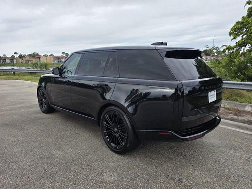 Santorini Black Metallic 2025 Land Rover Range Rover P400 SE 7 Seat