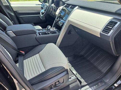 2025 Land Rover Discovery P360 Dynamic SE