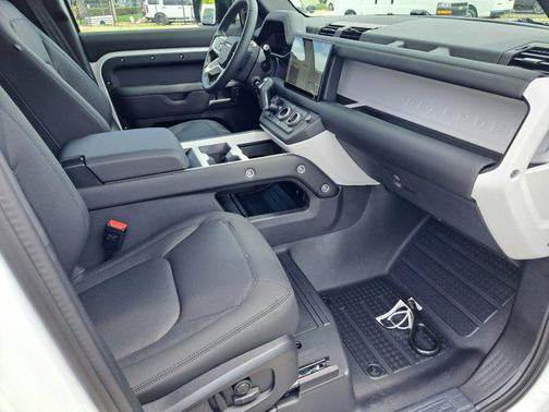 2025 Land Rover Defender 110 P300