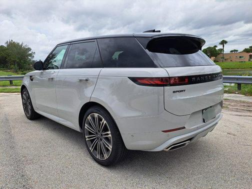 2025 Land Rover Range Rover Sport SE