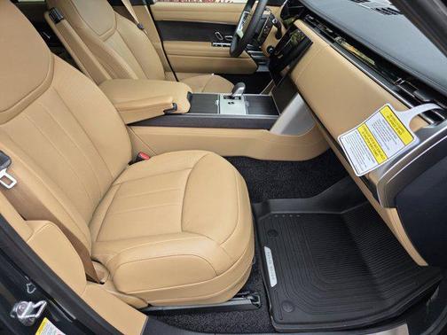 2026 Land Rover Range Rover P550e SE