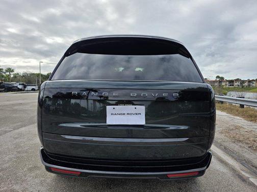 2026 Land Rover Range Rover P550e SE