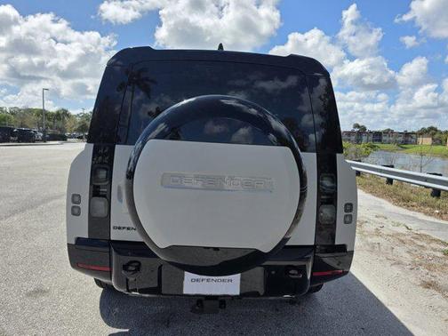 2026 Land Rover Defender P400 X-Dynamic SE