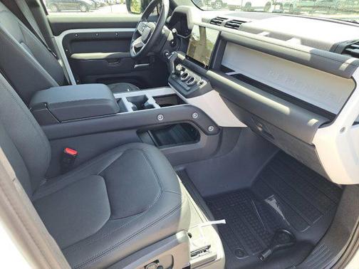 2025 Land Rover Defender 110 P300