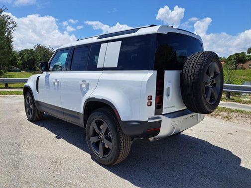2025 Land Rover Defender 110 P300