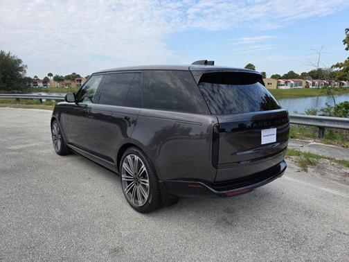 Charente Grey Prem Met 2026 Land Rover Range Rover P400 SE 7 Seat