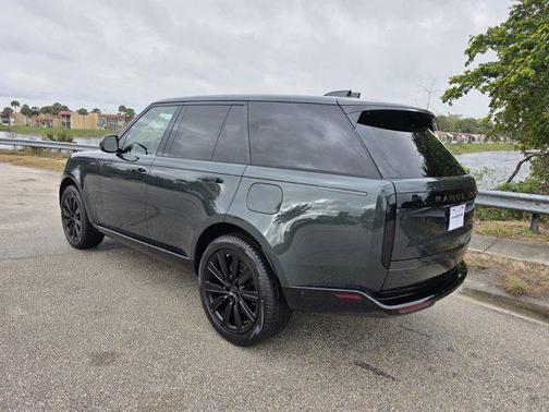 2026 Land Rover Range Rover P550e SE