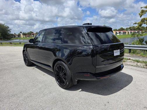 Santorini Black Metallic 2026 Land Rover Range Rover P400 SE 7 Seat