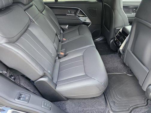 Santorini Black Metallic 2026 Land Rover Range Rover P400 SE 7 Seat