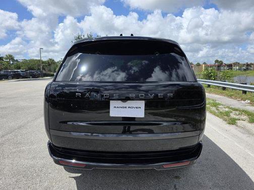 Santorini Black Metallic 2026 Land Rover Range Rover P400 SE 7 Seat