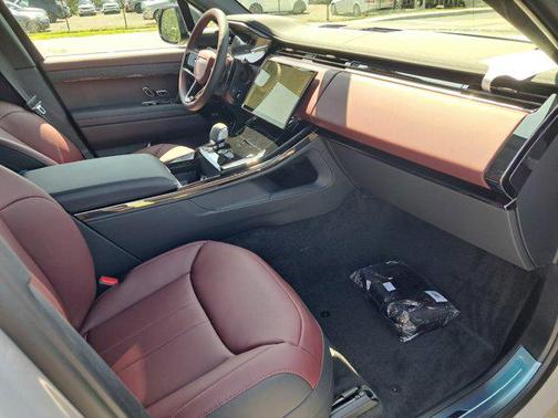 2025 Land Rover Range Rover Sport SE
