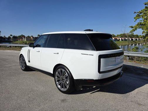 Fuji White 2026 Land Rover Range Rover P400 SE