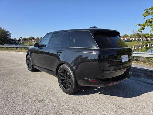 Santorini Black Metallic 2026 Land Rover Range Rover P400 SE